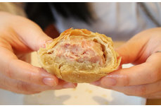 中秋節已過，看魔都食品店如何將鮮肉月餅打造成排隊2小時盛景！